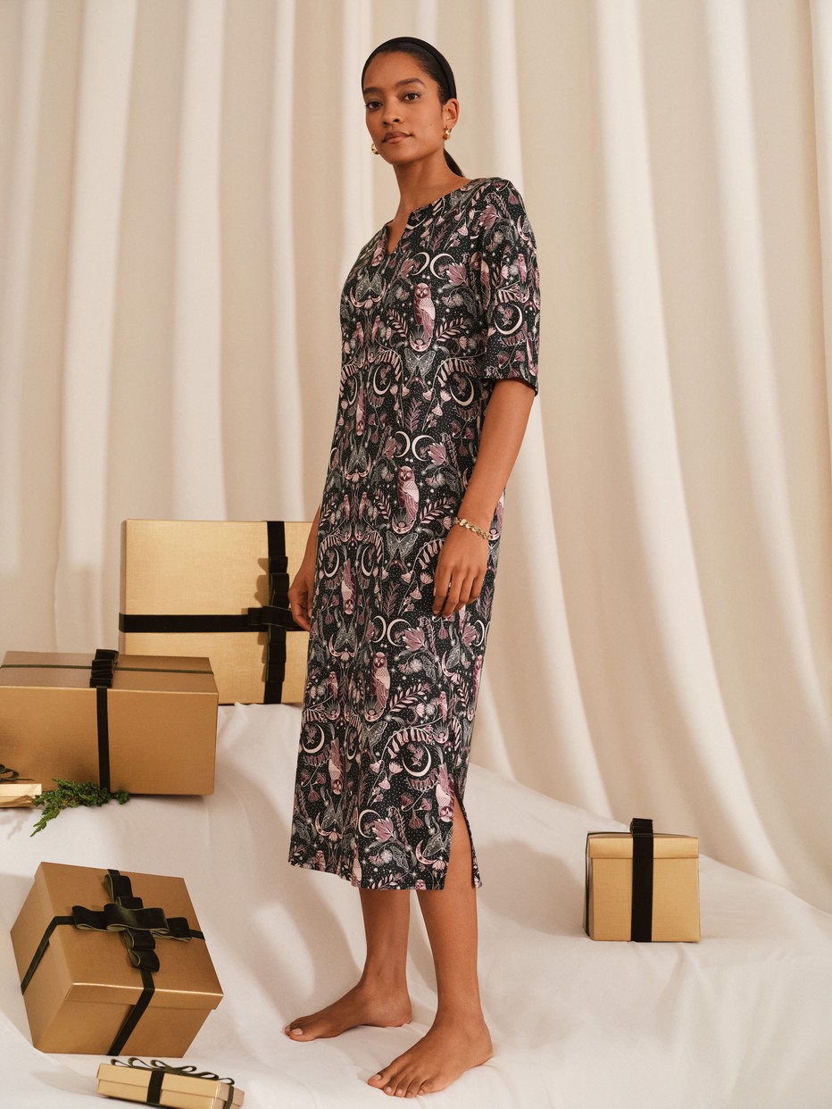 Damen-Model trägt Nachthemd aus Tencel™, Modal und Seide , Länge 120 cm aus Modal in Schwarz, Gemustert aus Serie Favourites Seduction von CALIDA, Vorderansicht