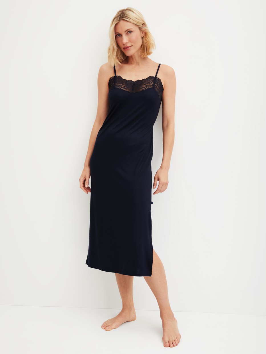 Damen-Model trägt Nachthemd mit Spaghettiträgern, Länge 125cm aus Modal in Blau, Spitze aus Serie Elegant Dreams von CALIDA, Vorderansicht