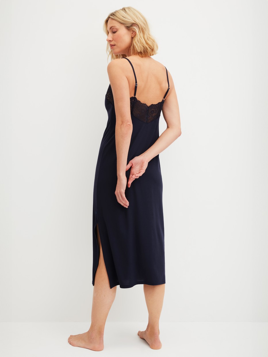 Damen-Model trägt Nachthemd mit Spaghettiträgern, Länge 125cm aus Modal in Blau, Spitze aus Serie Elegant Dreams von CALIDA, Rückansicht