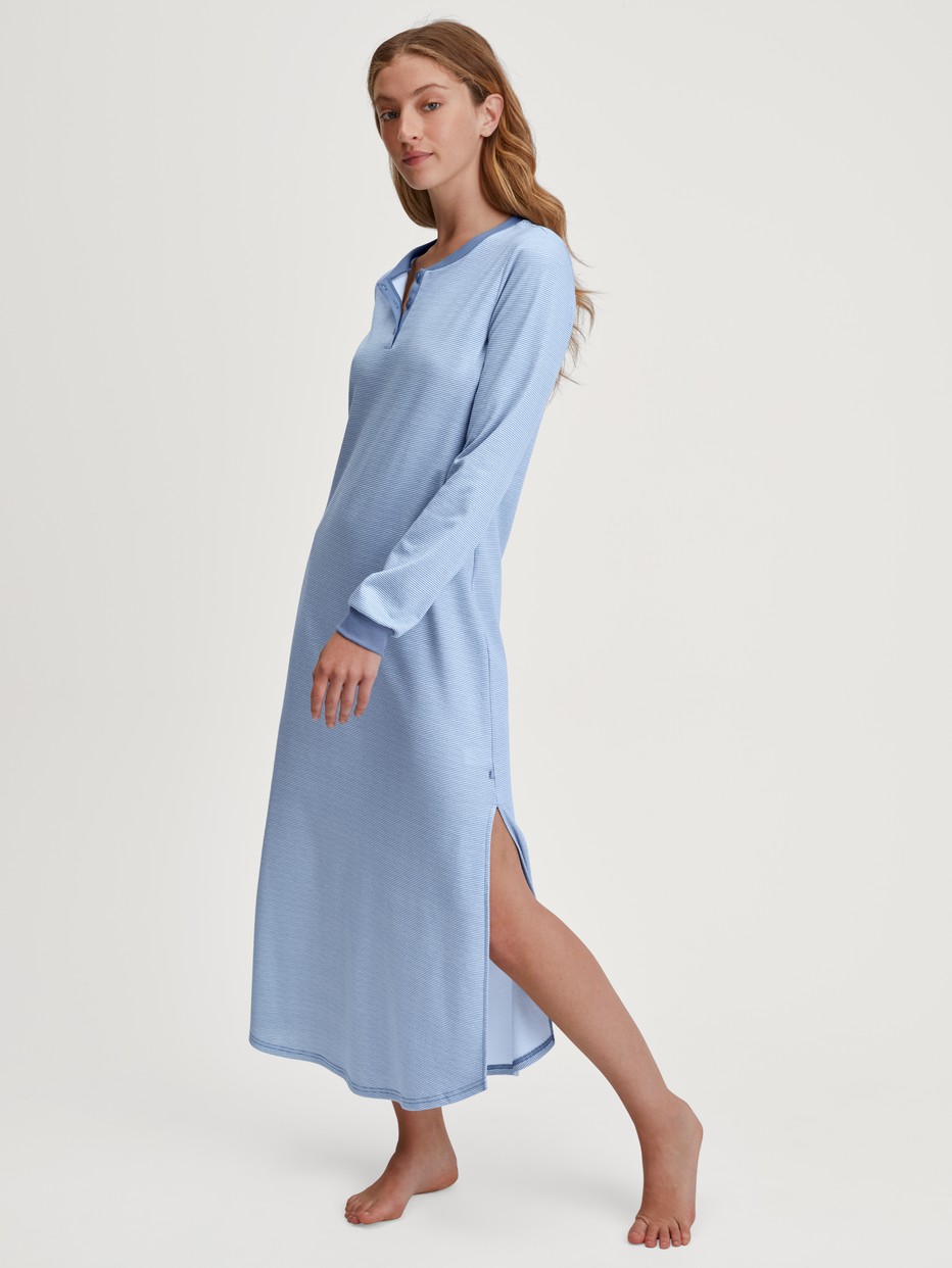 Le mannequin Femme porte le/la Chemise de nuit manches longues – Longueur 130 cm en 100% coton de couleur Bleu, Rayée, de la série Midnight Stripes de CALIDA, Vue de face