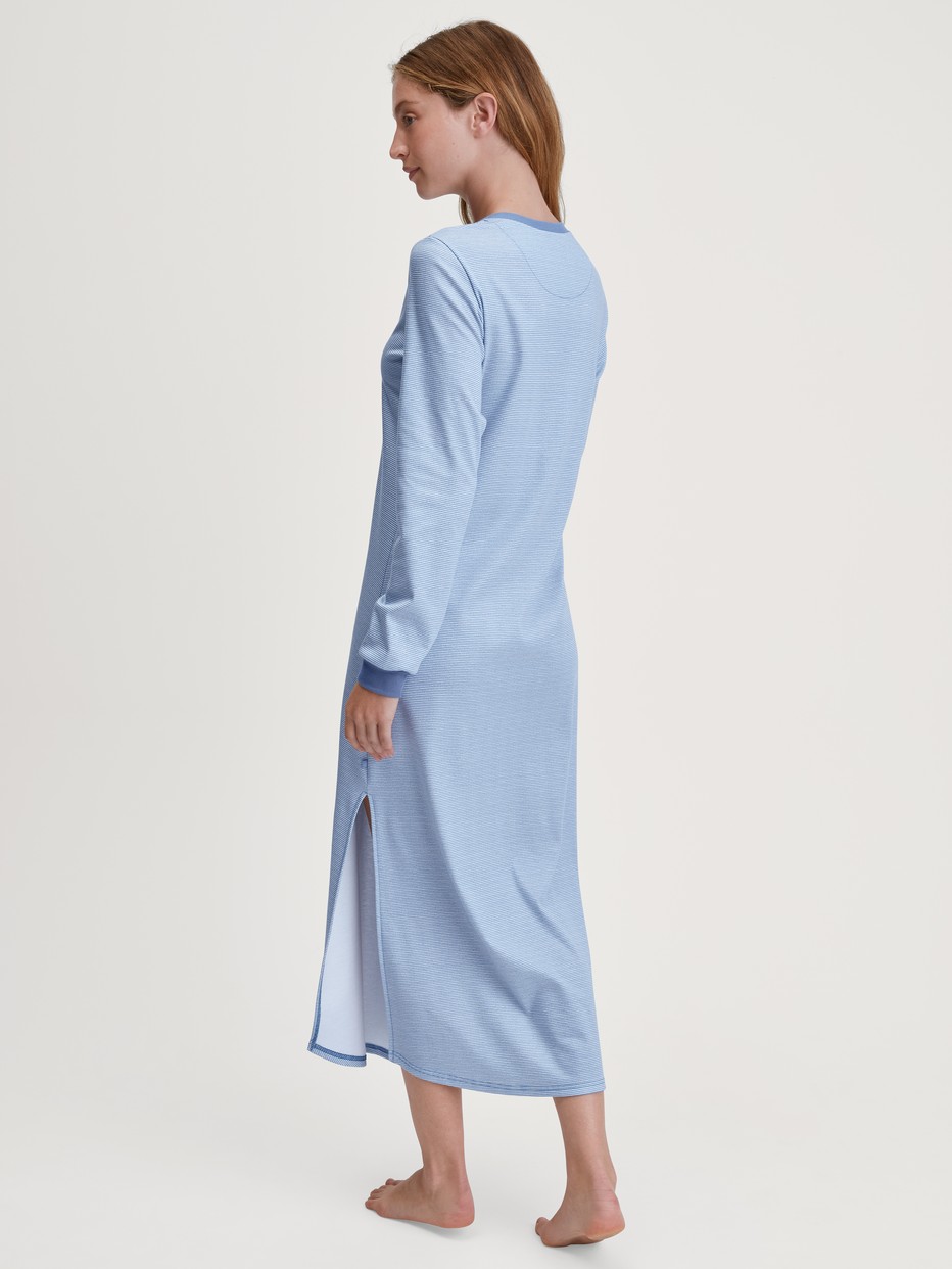 Le mannequin Femme porte le/la Chemise de nuit manches longues – Longueur 130 cm en 100% coton de couleur Bleu, Rayée, de la série Midnight Stripes de CALIDA, Vue arrière