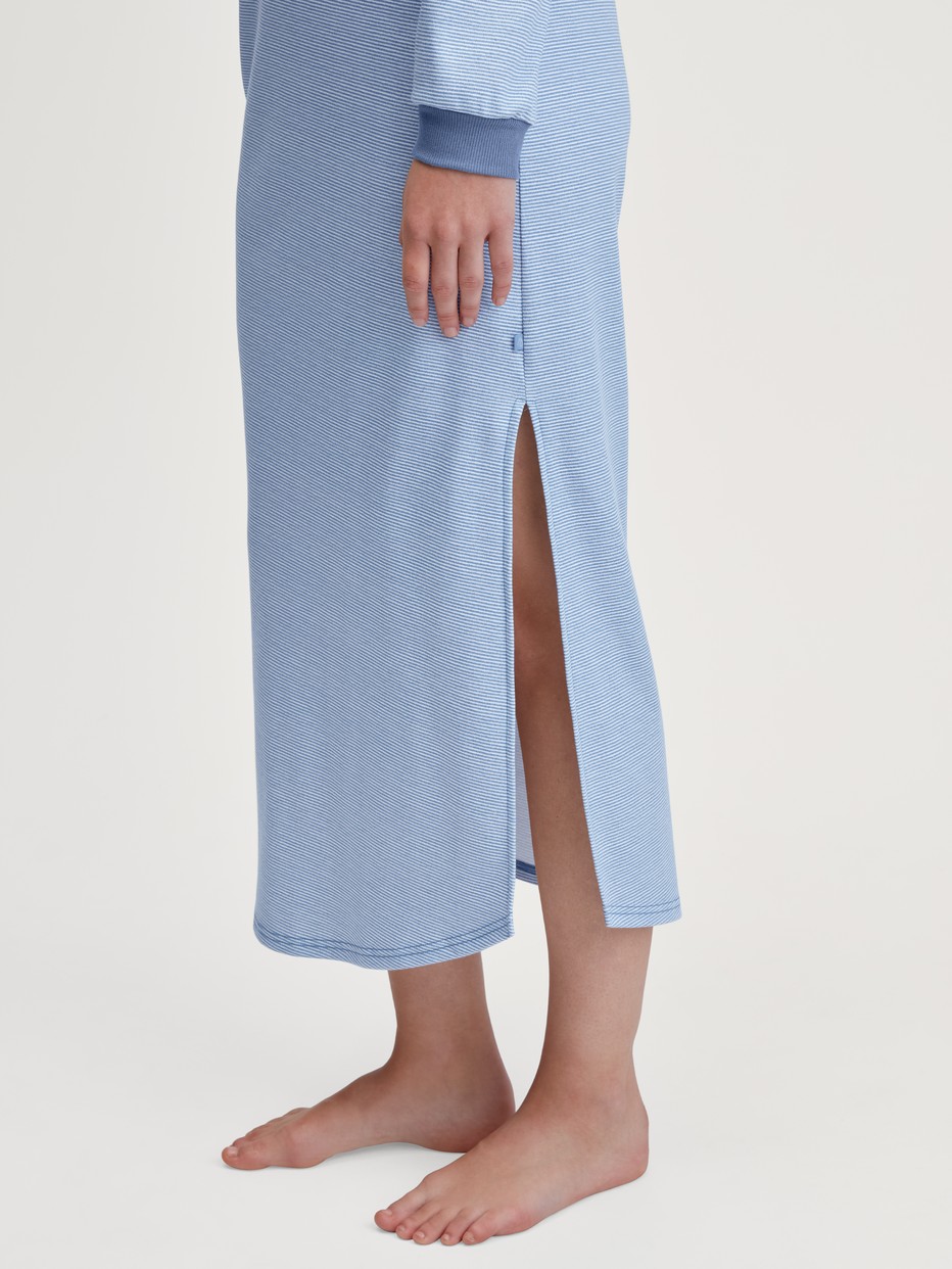 Le mannequin Femme porte le/la Chemise de nuit manches longues – Longueur 130 cm en 100% coton de couleur Bleu, Rayée, de la série Midnight Stripes de CALIDA, Détail