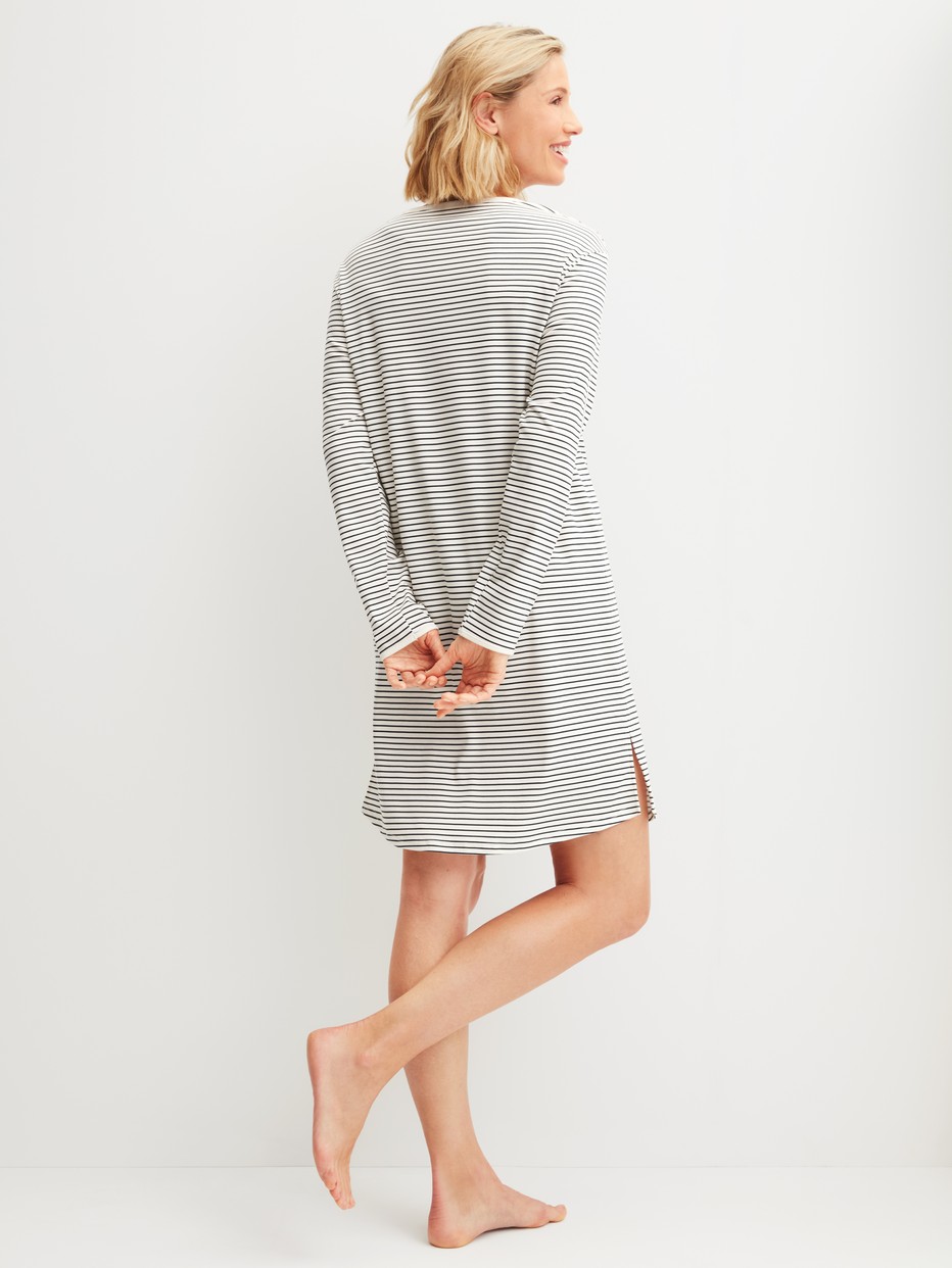 Damen-Model trägt Langarm-Nachthemd, Länge 95 cm aus 100% Baumwolle in Beige, Gestreift aus Serie Sweet Dreams von CALIDA, Rückansicht