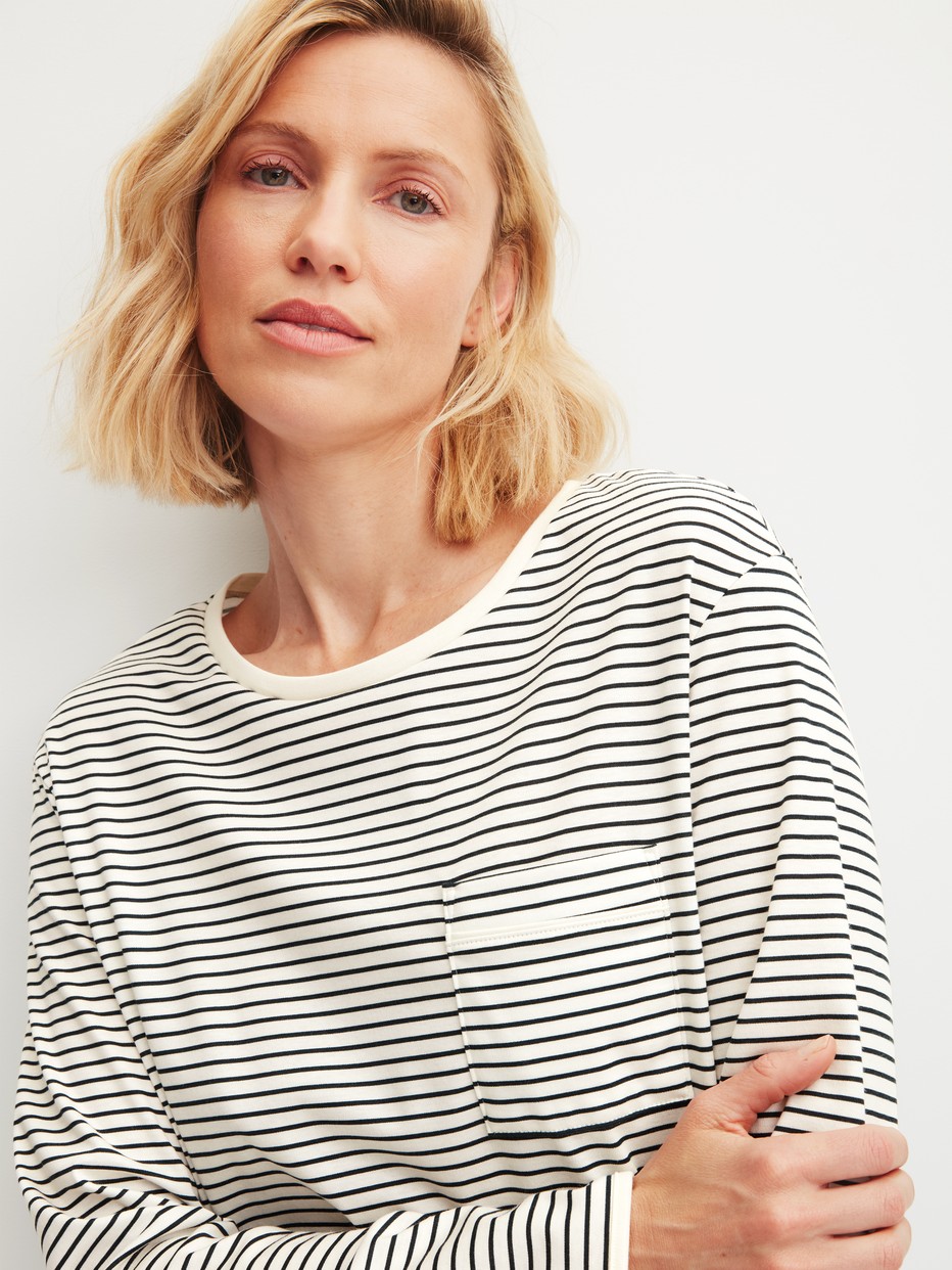 Damen-Model trägt Langarm-Nachthemd, Länge 95 cm aus 100% Baumwolle in Beige, Gestreift aus Serie Sweet Dreams von CALIDA, Detail