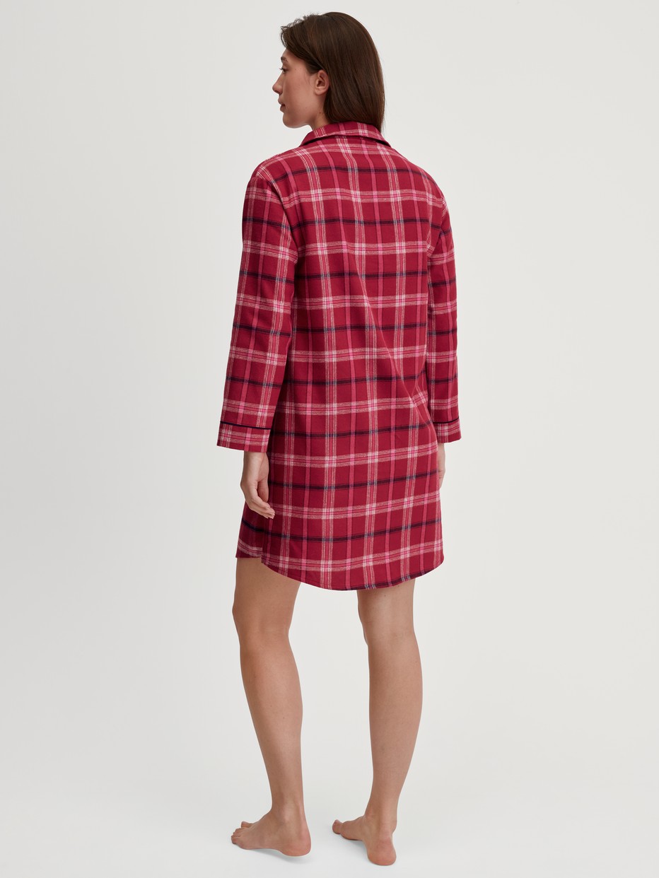 Le mannequin Femme porte le/la Chemise de nuit en flanelle, longueur 95 cm en 100% coton de couleur Rouge, À carreaux, de la série Holiday Dreams de CALIDA, Vue arrière