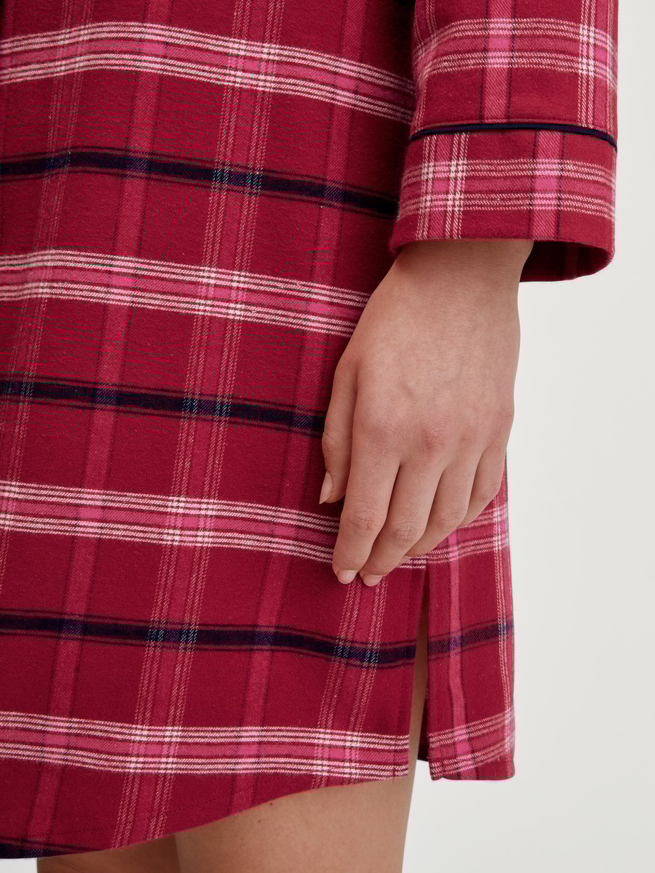 Le mannequin Femme porte le/la Chemise de nuit en flanelle, longueur 95 cm en 100% coton de couleur Rouge, À carreaux, de la série Holiday Dreams de CALIDA, Détail