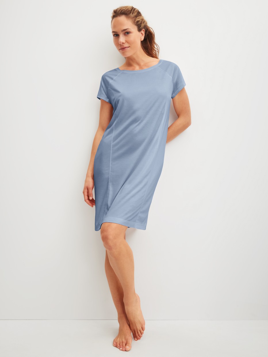 Damen-Model trägt Sleepshirt, Länge 95 cm aus Lyocell in Blau, Einfarbig aus Serie DSW Cooling von CALIDA, Vorderansicht