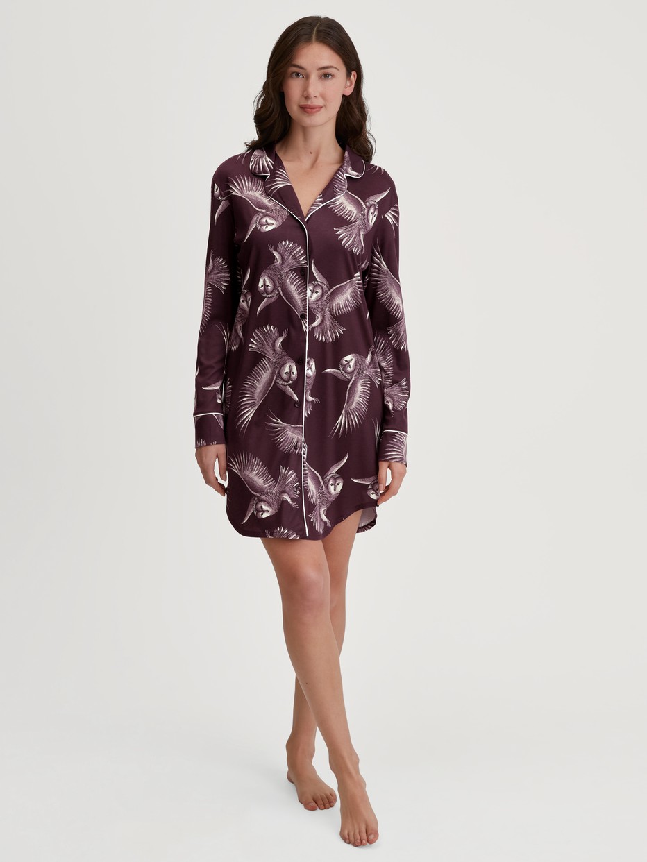 Damen-Model trägt Langarm-Nachthemd aus TENCEL™ Modal und Seide aus Modal in Rot, Floral aus Serie Moonlight Dreams von CALIDA, Vorderansicht