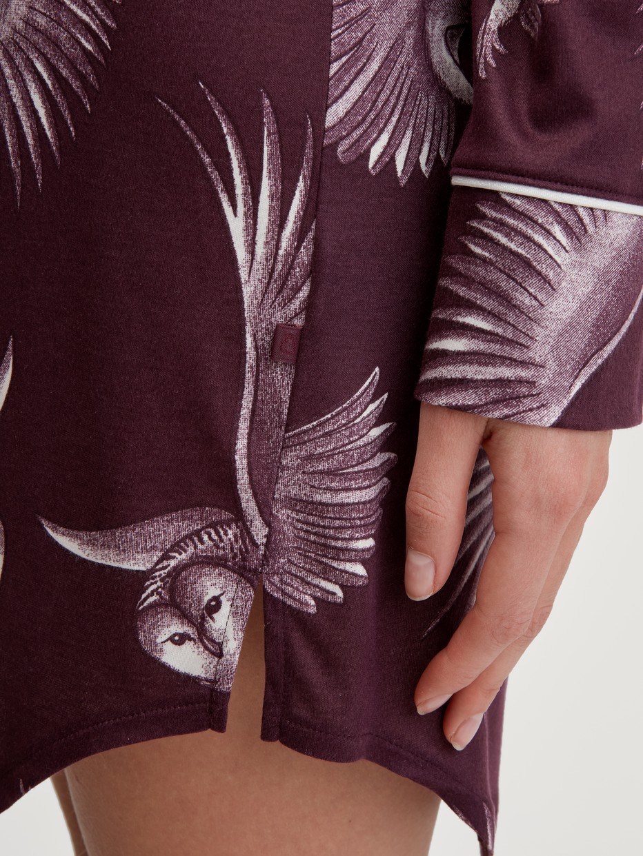 Damen-Model trägt Langarm-Nachthemd aus TENCEL™ Modal und Seide aus Modal in Rot, Floral aus Serie Moonlight Dreams von CALIDA, Detail