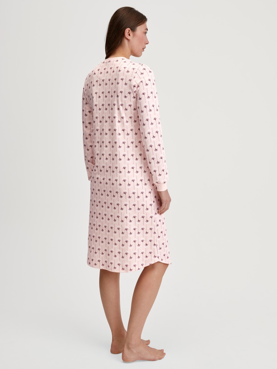 Le mannequin Femme porte le/la Chemise de nuit manches longues – Longueur 110 cm en 100% coton de couleur Rose, Floral, de la série Midnight Flowers de CALIDA, Vue arrière
