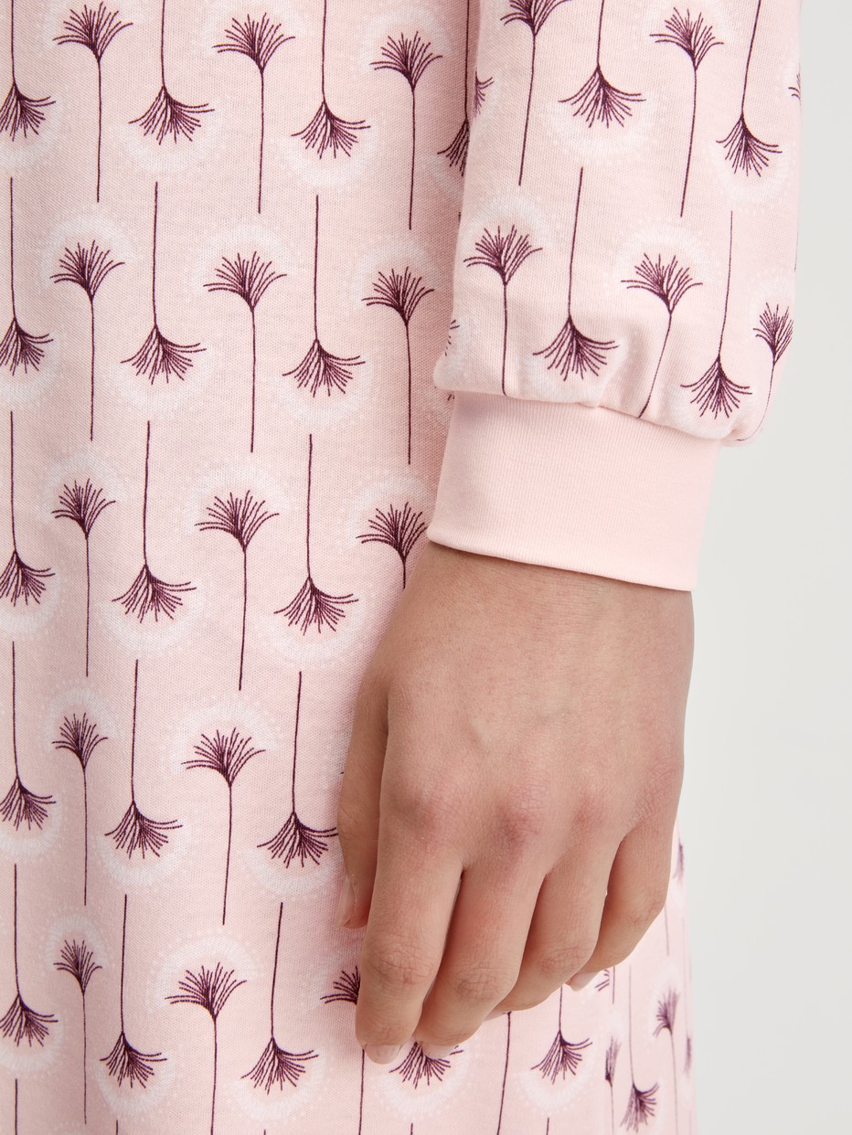 Le mannequin Femme porte le/la Chemise de nuit manches longues – Longueur 110 cm en 100% coton de couleur Rose, Floral, de la série Midnight Flowers de CALIDA, Détail
