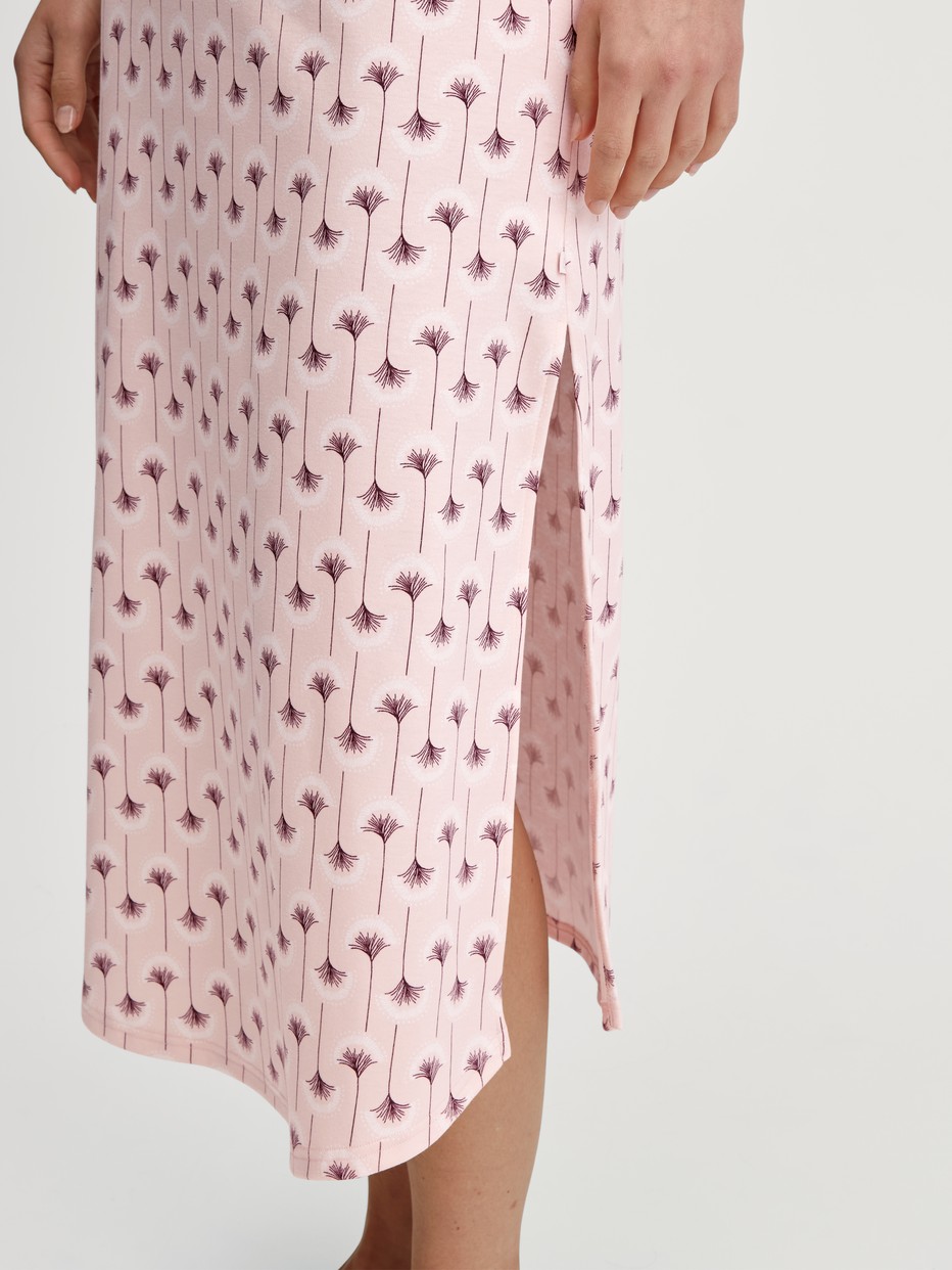 Damen-Model trägt Langarm-Nachthemd, Länge 130 cm aus 100% Baumwolle in Rosa, Floral aus Serie Midnight Flowers von CALIDA, Detail