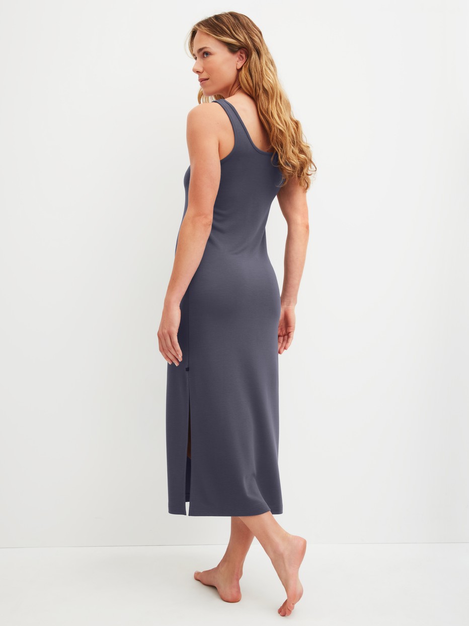Damen-Model trägt Nachthemd, Länge 125 cm aus Modal in Blau, Einfarbig aus Serie Natural Loungewear von CALIDA, Rückansicht