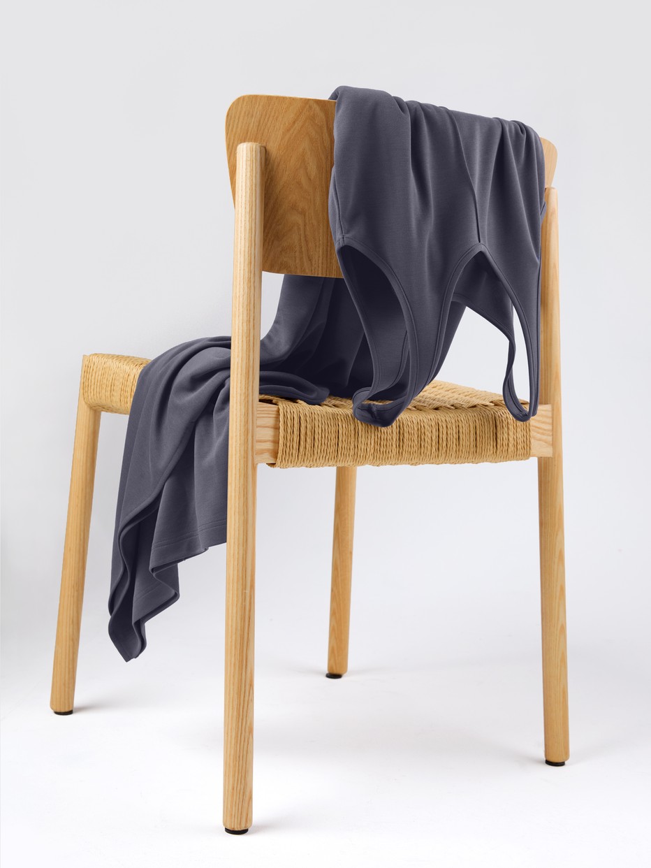 Damen-Model trägt Nachthemd, Länge 125 cm aus Modal in Blau, Einfarbig aus Serie Natural Loungewear von CALIDA, Zusatzbild