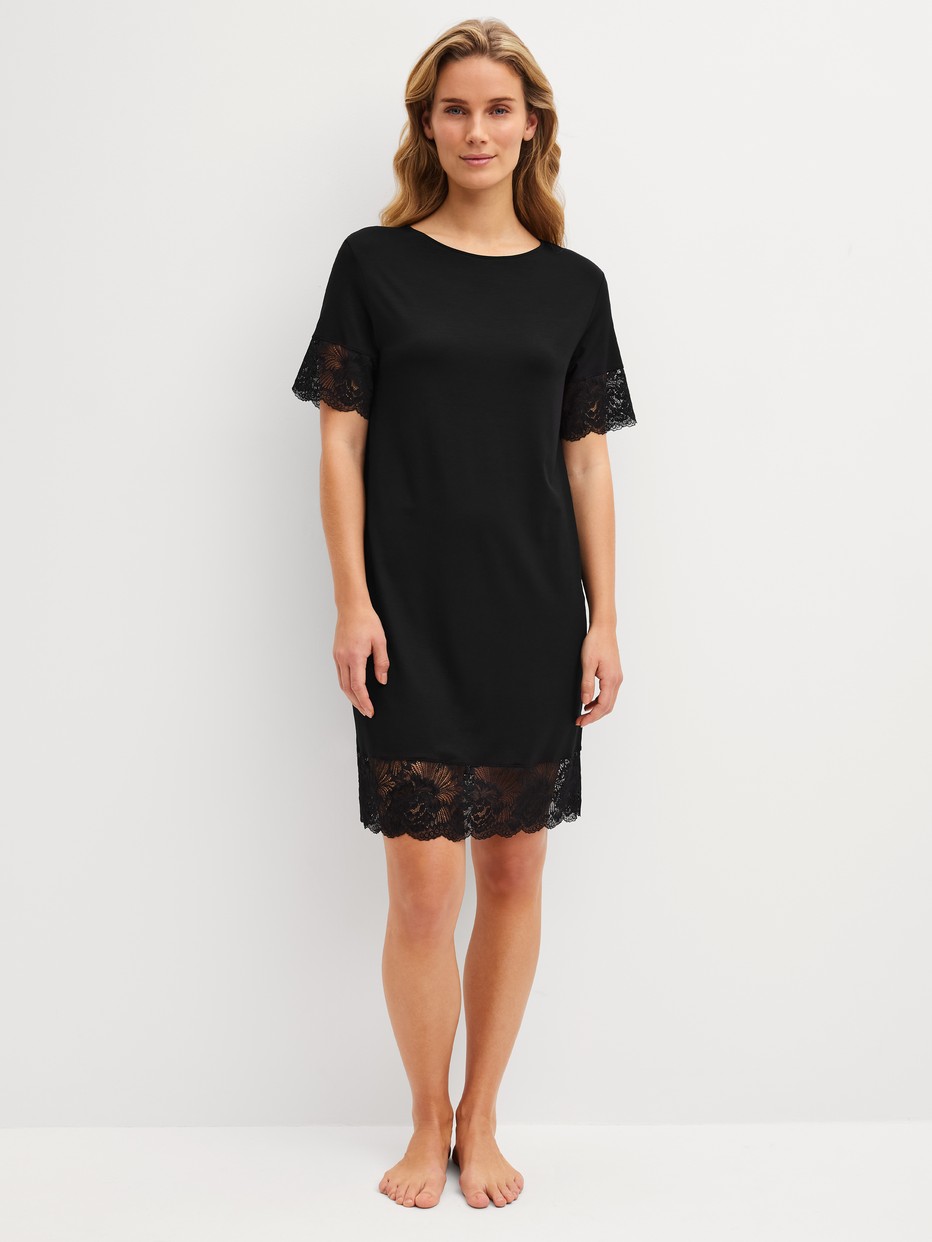 Le mannequin Femme porte le/la Chemise de nuit à manches courtes, longueur 95 cm en Modal de couleur Noir, Dentelle, de la série Elegant Dreams de CALIDA, Vue de face