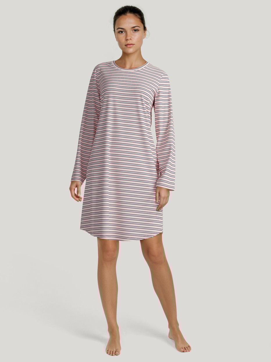 Damen-Model trägt Langarm-Nachthemd, Länge 95 cm aus 100% Baumwolle in Rosa, Gestreift aus Serie Nightwear Xtra von CALIDA, Vorderansicht