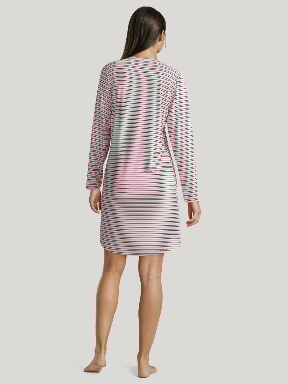 Damen-Model trägt Langarm-Nachthemd, Länge 95 cm aus 100% Baumwolle in Rosa, Gestreift aus Serie Nightwear Xtra von CALIDA, Rückansicht