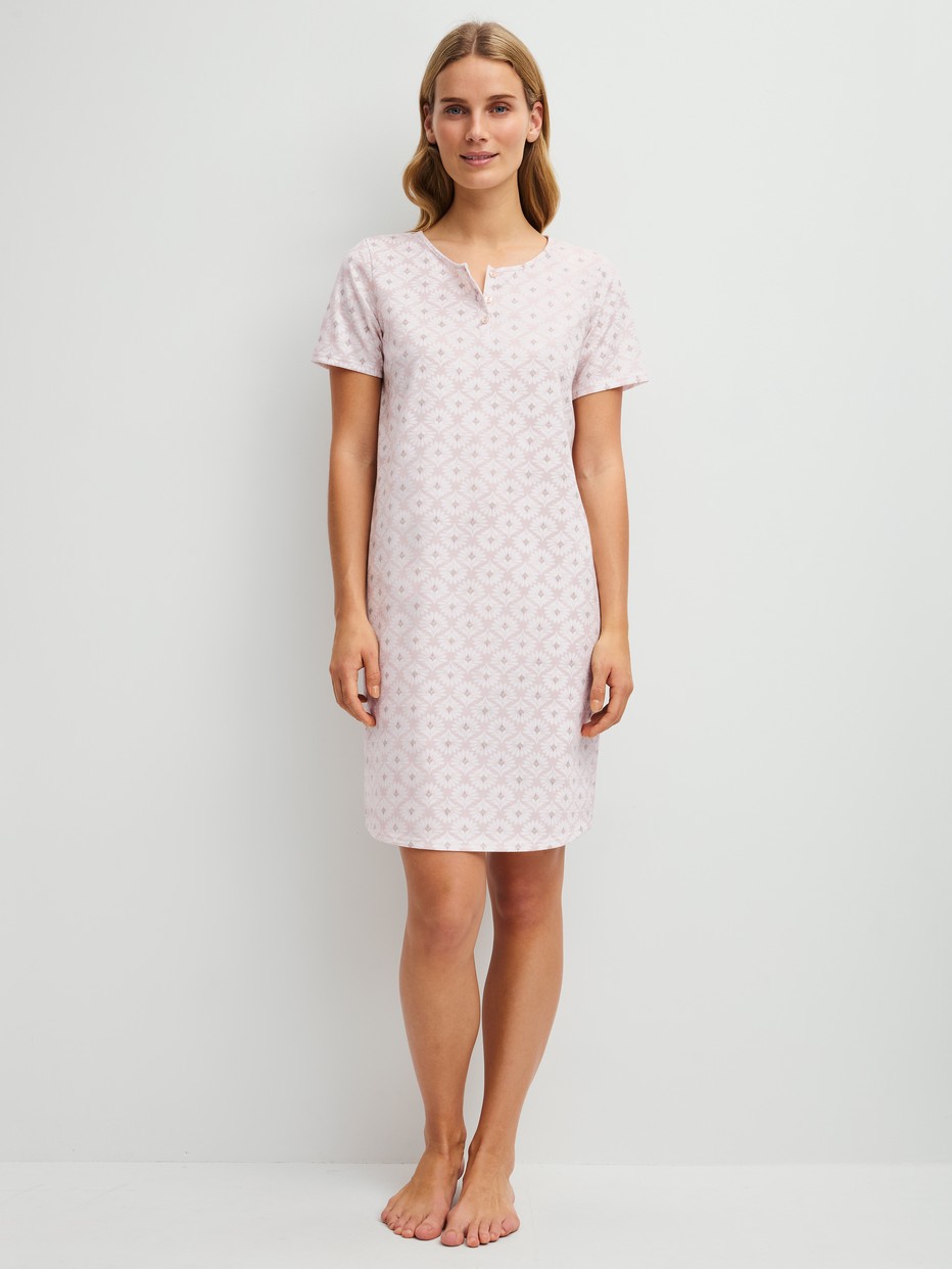 Damen-Model trägt Kurzarm-Nachthemd, Länge 95 cm aus 100% Baumwolle in Rosa, Floral aus Serie Cotton Special von CALIDA, Vorderansicht