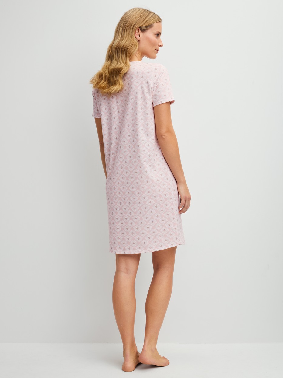 Damen-Model trägt Kurzarm-Nachthemd, Länge 95 cm aus 100% Baumwolle in Rosa, Floral aus Serie Cotton Special von CALIDA, Rückansicht