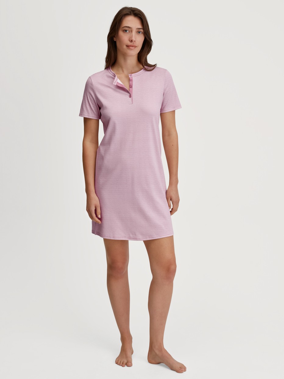 Damen-Model trägt Kurzarm-Nachthemd, Länge 90 cm aus 100% Baumwolle in Rosa, Gestreift aus Serie Striped Dreams von CALIDA, Vorderansicht