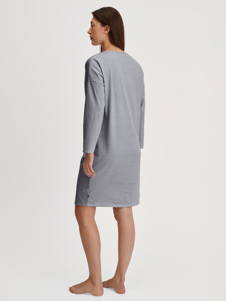 Damen-Model trägt Langarm-Nachthemd, Länge 100 cm aus 100% Baumwolle in Blau, Gemustert aus Serie Cotton Special von CALIDA, Rückansicht