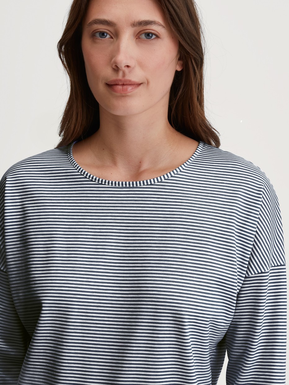 Damen-Model trägt Langarm-Nachthemd, Länge 100 cm aus 100% Baumwolle in Blau, Gemustert aus Serie Cotton Special von CALIDA, Detail