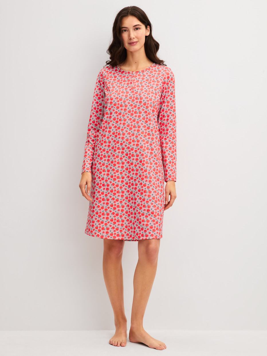 La modella / Il modello Donna indossa Camicia da notte a maniche lunghe – Lunghezza 100 cm in 100% cotone di colore Rosso, Modello, della serie Fruity Dreams di CALIDA, Vista frontale