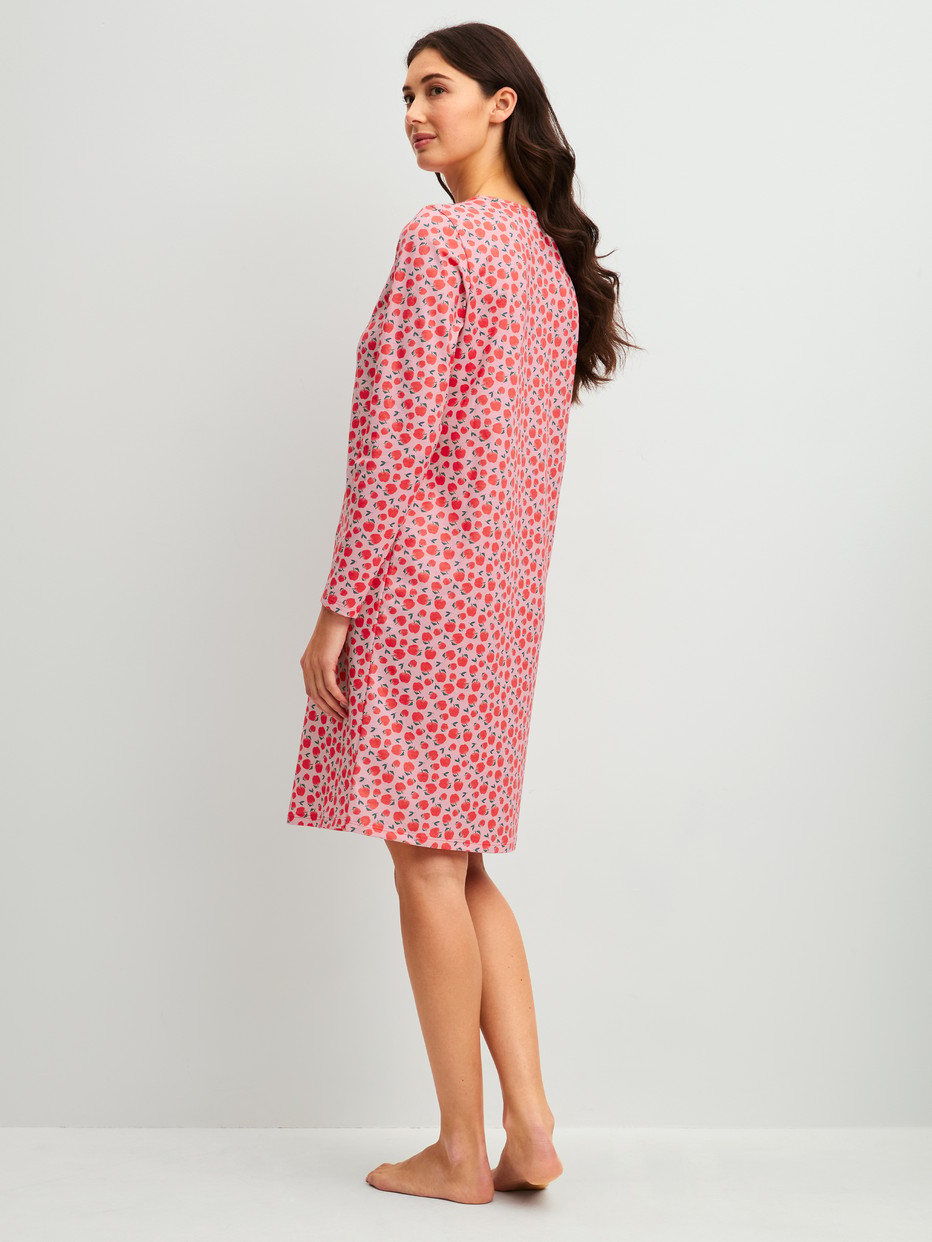 La modella / Il modello Donna indossa Camicia da notte a maniche lunghe – Lunghezza 100 cm in 100% cotone di colore Rosso, Modello, della serie Fruity Dreams di CALIDA, Vista posteriore