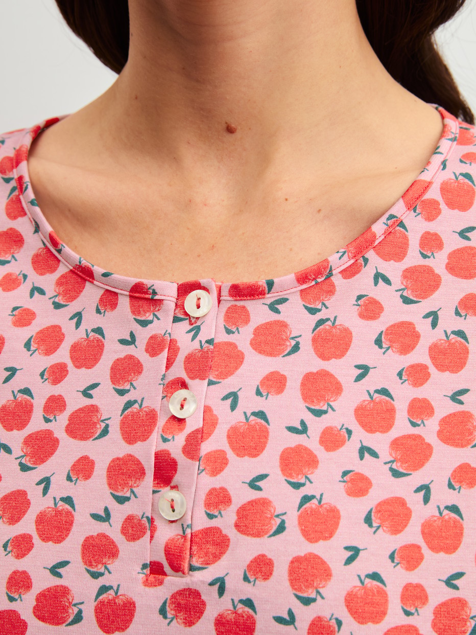 La modella / Il modello Donna indossa Camicia da notte a maniche lunghe – Lunghezza 100 cm in 100% cotone di colore Rosso, Modello, della serie Fruity Dreams di CALIDA, Dettaglio
