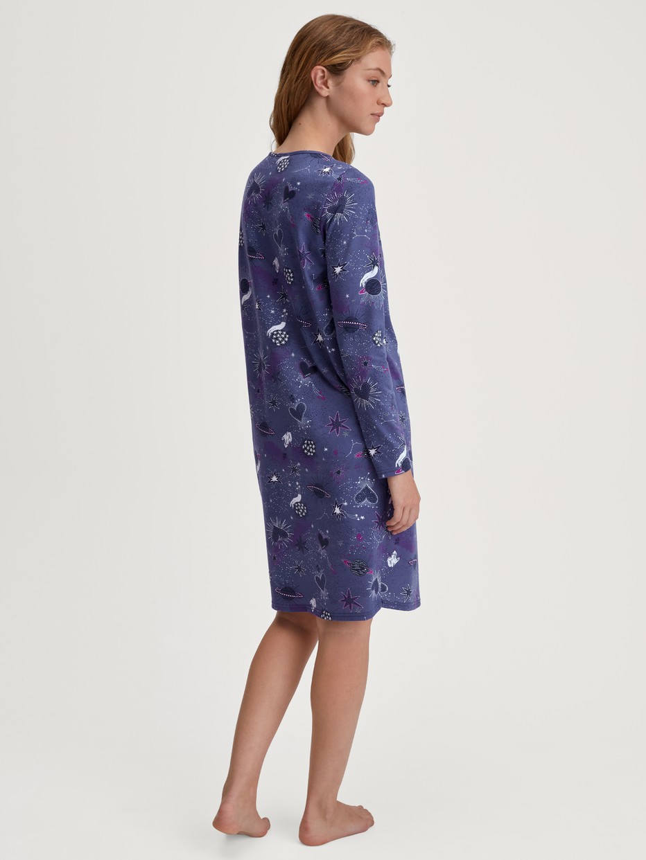 Damen-Model trägt Langarm-Nachthemd, Länge 100 cm aus 100% Baumwolle in Blau, Gemustert aus Serie Mystic Nights von CALIDA, Rückansicht