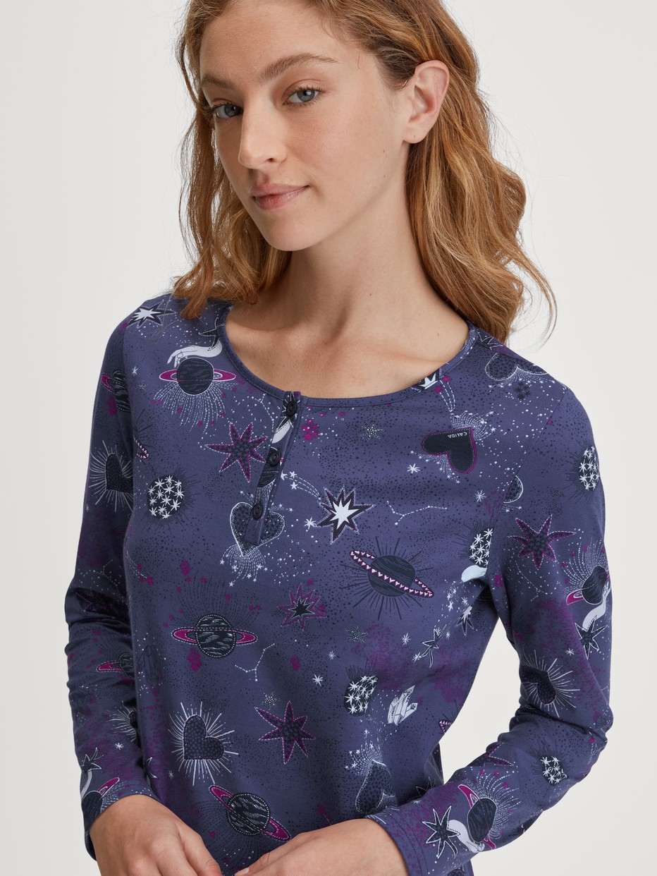 Damen-Model trägt Langarm-Nachthemd, Länge 100 cm aus 100% Baumwolle in Blau, Gemustert aus Serie Mystic Nights von CALIDA, Detail