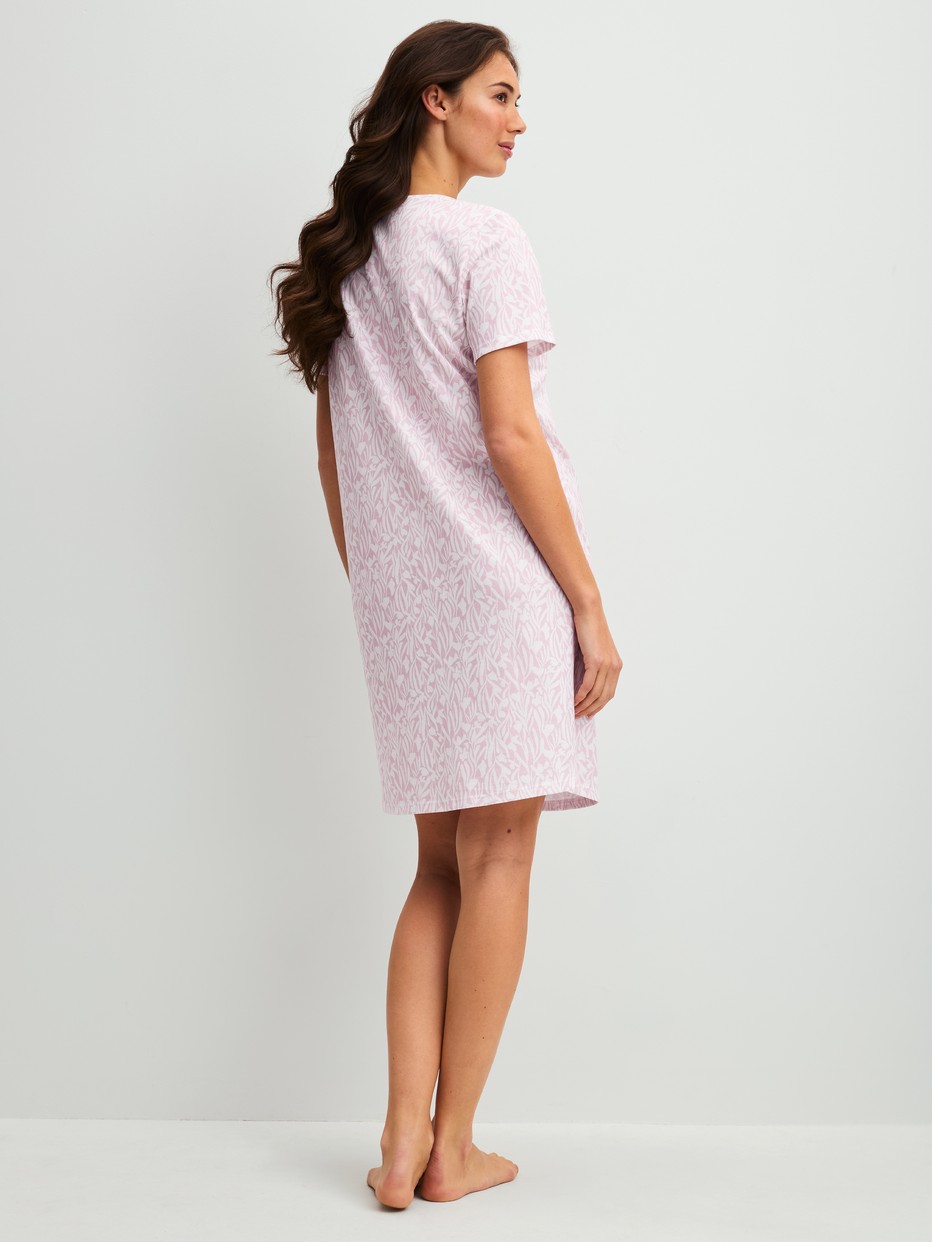 La modella / Il modello Donna indossa Sleepshirt, lunghezza 95 cm in 100% cotone di colore Viola, Modello, della serie Blooming Nights di CALIDA, Vista posteriore