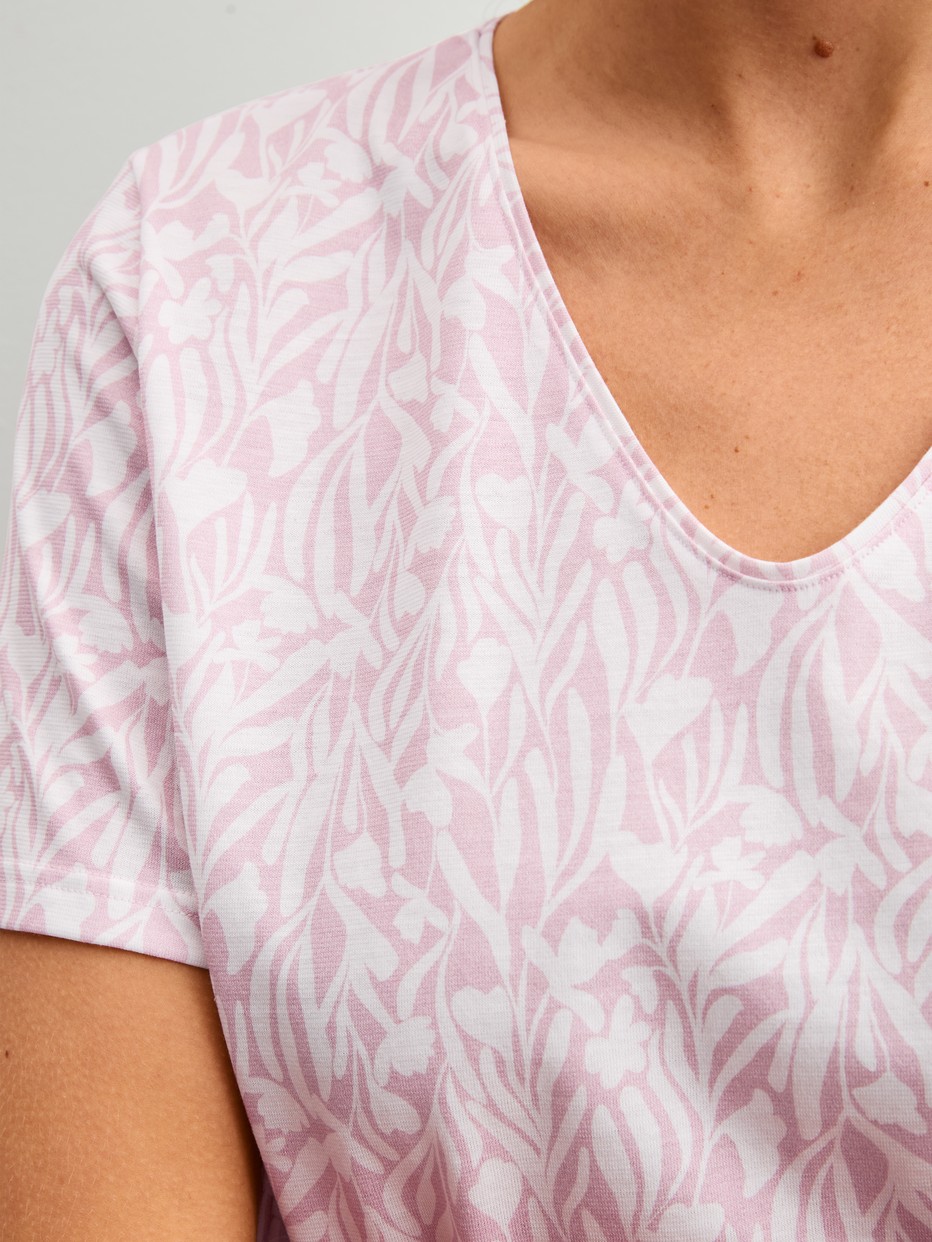 La modella / Il modello Donna indossa Sleepshirt, lunghezza 95 cm in 100% cotone di colore Viola, Modello, della serie Blooming Nights di CALIDA, Dettaglio