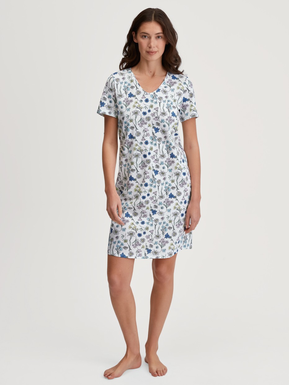 Damen-Model trägt Kurzarm-Nachthemd, Länge 90 cm aus 100% Baumwolle in Blau, Floral aus Serie Flower Nights von CALIDA, Vorderansicht