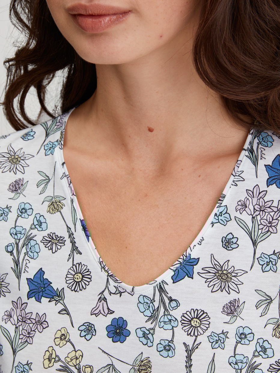 Damen-Model trägt Kurzarm-Nachthemd, Länge 90 cm aus 100% Baumwolle in Blau, Floral aus Serie Flower Nights von CALIDA, Detail