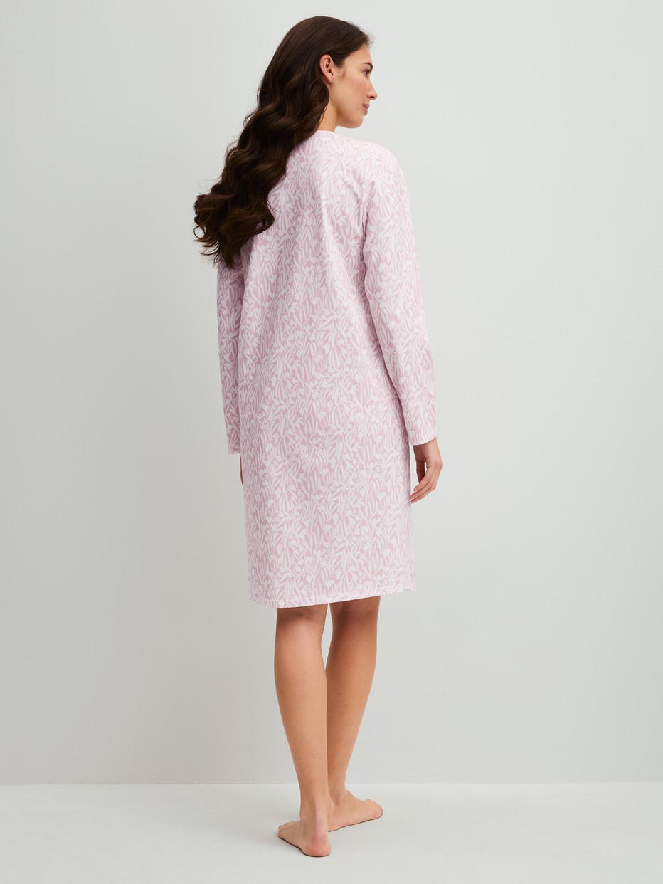 Le mannequin Femme porte le/la Chemise de nuit à manches longues, longueur 100 cm en 100% coton de couleur Violet, À motifs, de la série Blooming Nights de CALIDA, Vue arrière