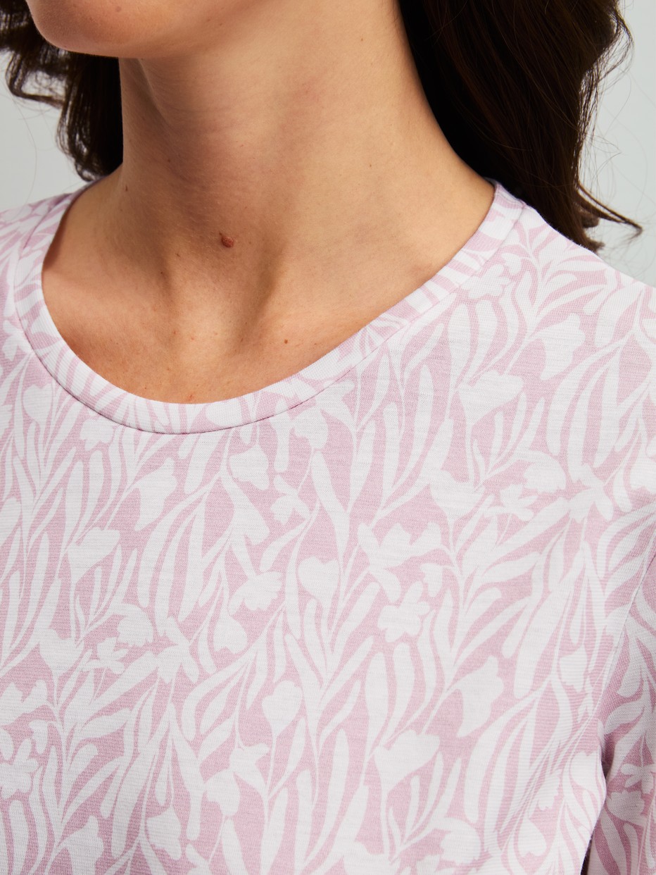 Le mannequin Femme porte le/la Chemise de nuit à manches longues, longueur 100 cm en 100% coton de couleur Violet, À motifs, de la série Blooming Nights de CALIDA, Détail