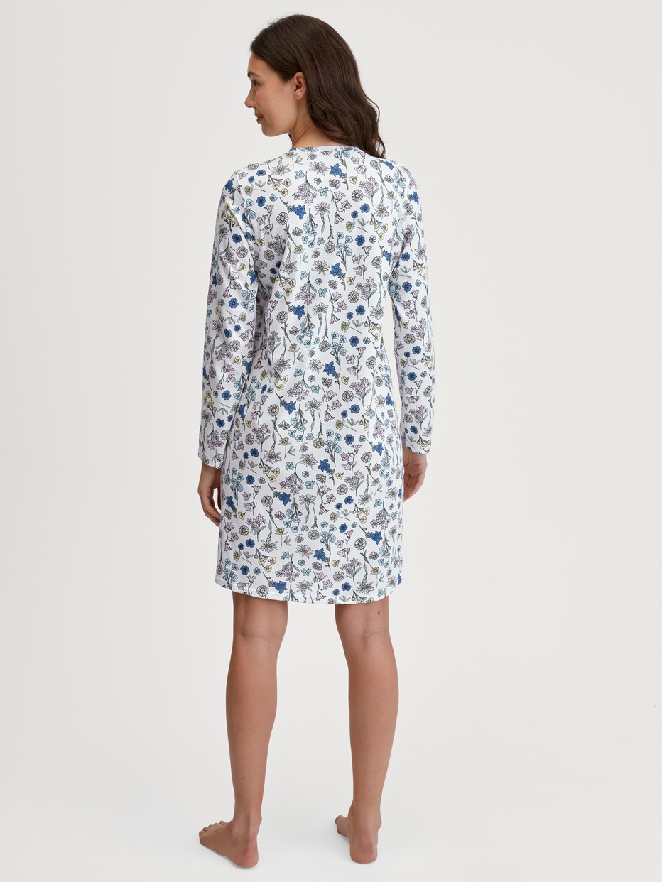 Damen-Model trägt Langarm-Nachthemd aus 100% Baumwolle in Blau, Floral aus Serie Flower Nights von CALIDA, Rückansicht
