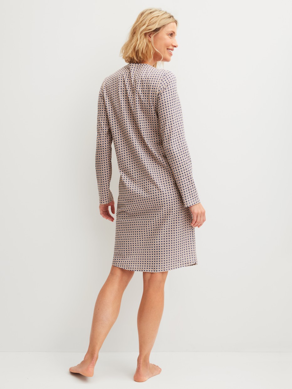 Damen-Model trägt Langarm-Nachthemd, Länge 100 cm aus 100% Baumwolle in Blau, Gemustert aus Serie Graphic Nights von CALIDA, Rückansicht