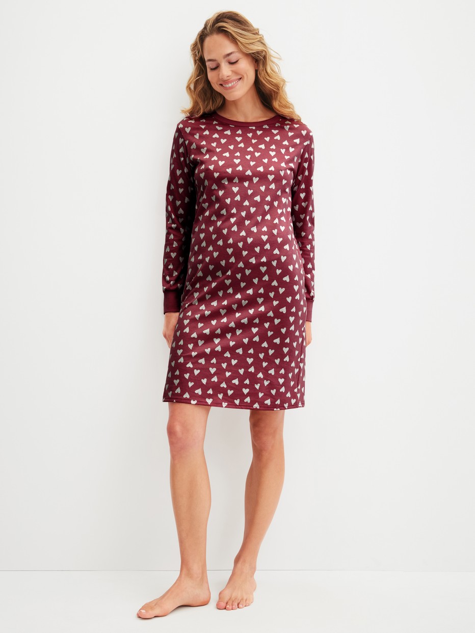 Damen-Model trägt Langarm-Nachthemd, Länge 100 cm aus 100% Baumwolle in Rot, Gemustert aus Serie Cotton Special von CALIDA, Vorderansicht