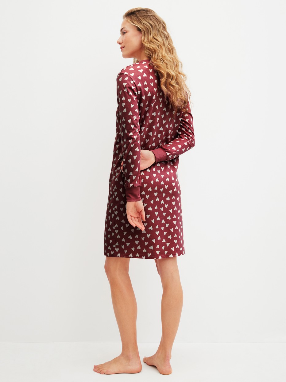 Damen-Model trägt Langarm-Nachthemd, Länge 100 cm aus 100% Baumwolle in Rot, Gemustert aus Serie Cotton Special von CALIDA, Rückansicht