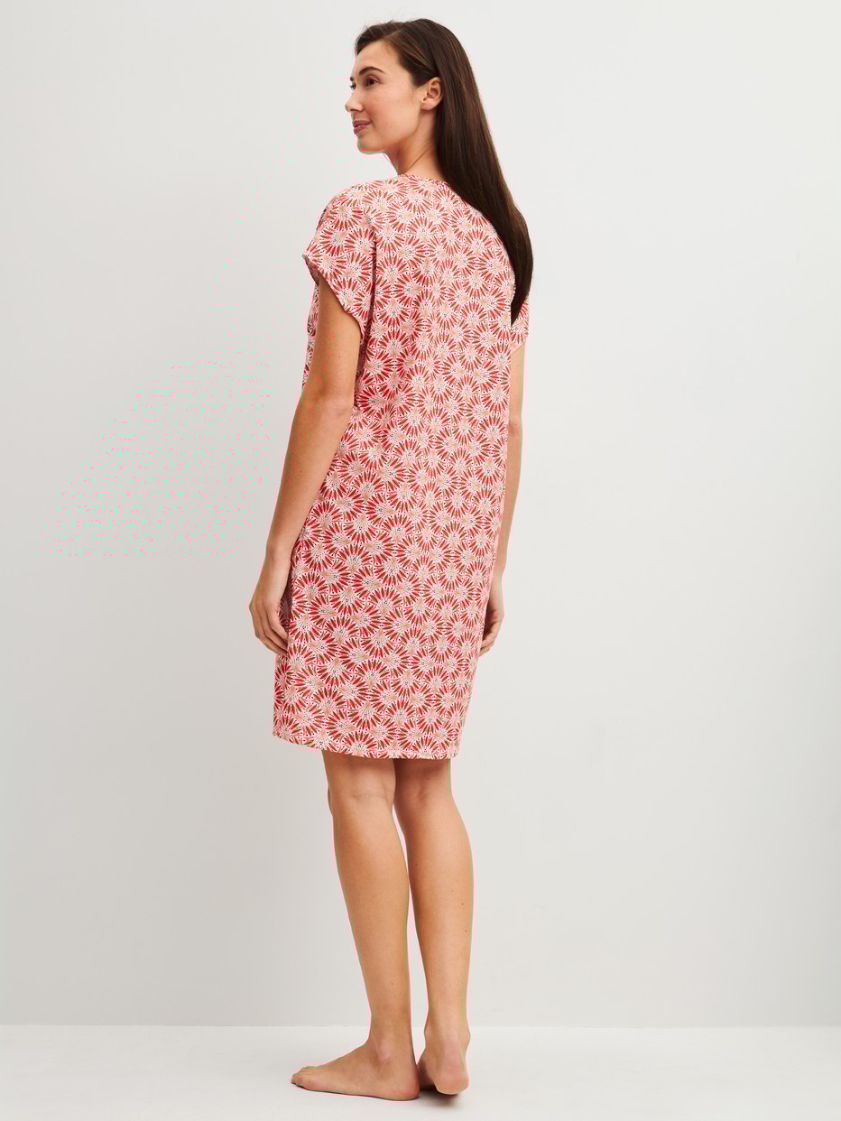 Damen-Model trägt Kurzarm-Nachthemd, Länge 95 cm aus 100% Baumwolle in Rot, Gemustert aus Serie Cotton Special von CALIDA, Rückansicht