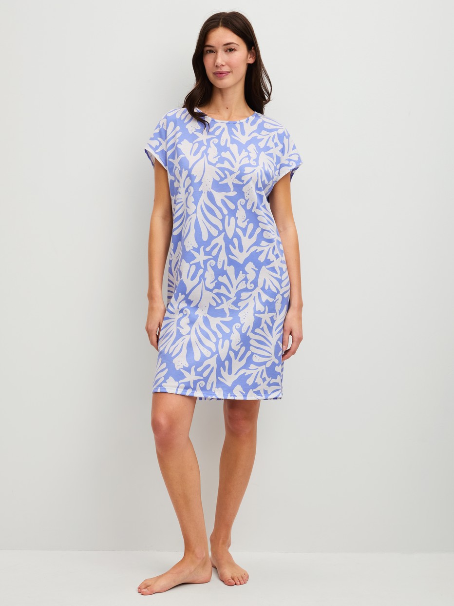 Damen-Model trägt Kurzarm-Nachthemd, Länge 95 cm aus 100% Baumwolle in Blau, Floral aus Serie Cotton Special von CALIDA, Vorderansicht