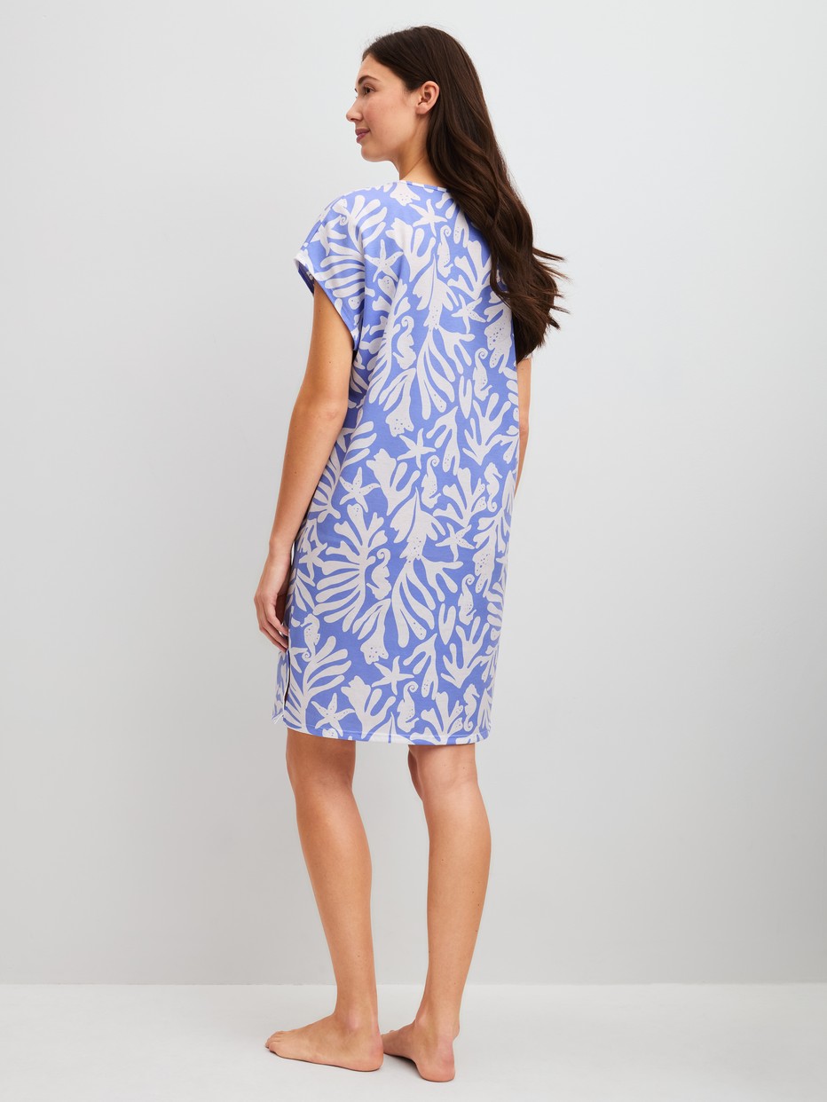 Damen-Model trägt Kurzarm-Nachthemd, Länge 95 cm aus 100% Baumwolle in Blau, Floral aus Serie Cotton Special von CALIDA, Rückansicht