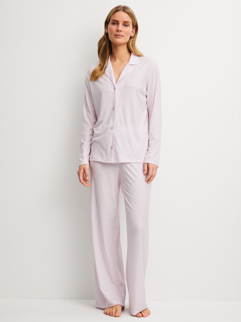 La modella / Il modello Donna indossa Pigiama con bottoni in Modal di colore Viola, A righe, della serie Striped Dreams di CALIDA, Vista frontale
