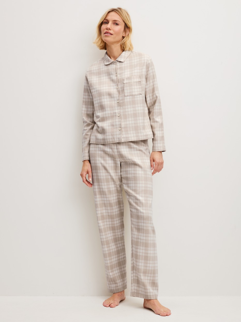 Damen-Model trägt Flannell-Pyjama mit Knöpfen aus Baumwolle in Braun, Kariert aus Serie Plaid Dreams von CALIDA, Vorderansicht