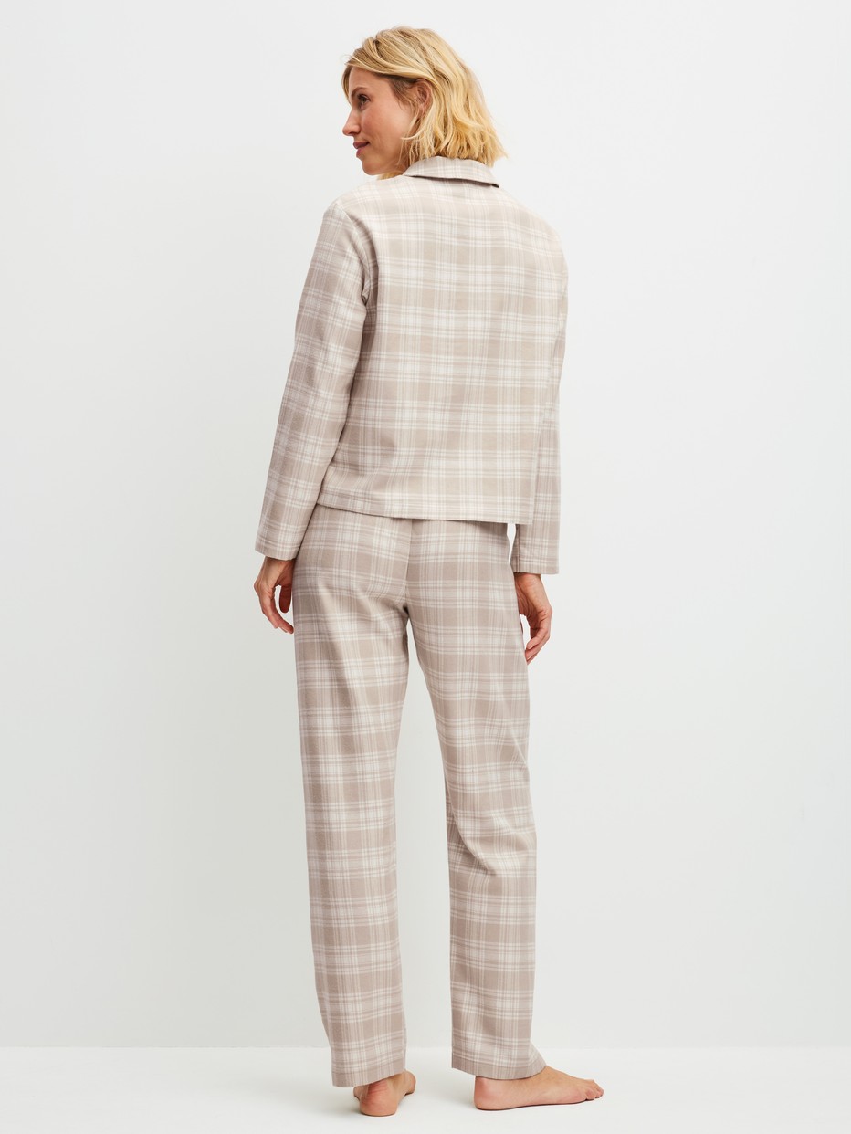 Damen-Model trägt Flannell-Pyjama mit Knöpfen aus Baumwolle in Braun, Kariert aus Serie Plaid Dreams von CALIDA, Rückansicht