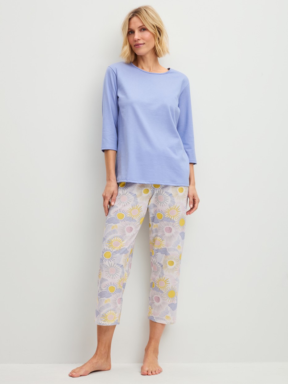 Damen-Model trägt 7/8-Pyjama aus 100% Baumwolle in Blau, Gemustert aus Serie EDITION 85 von CALIDA, Vorderansicht