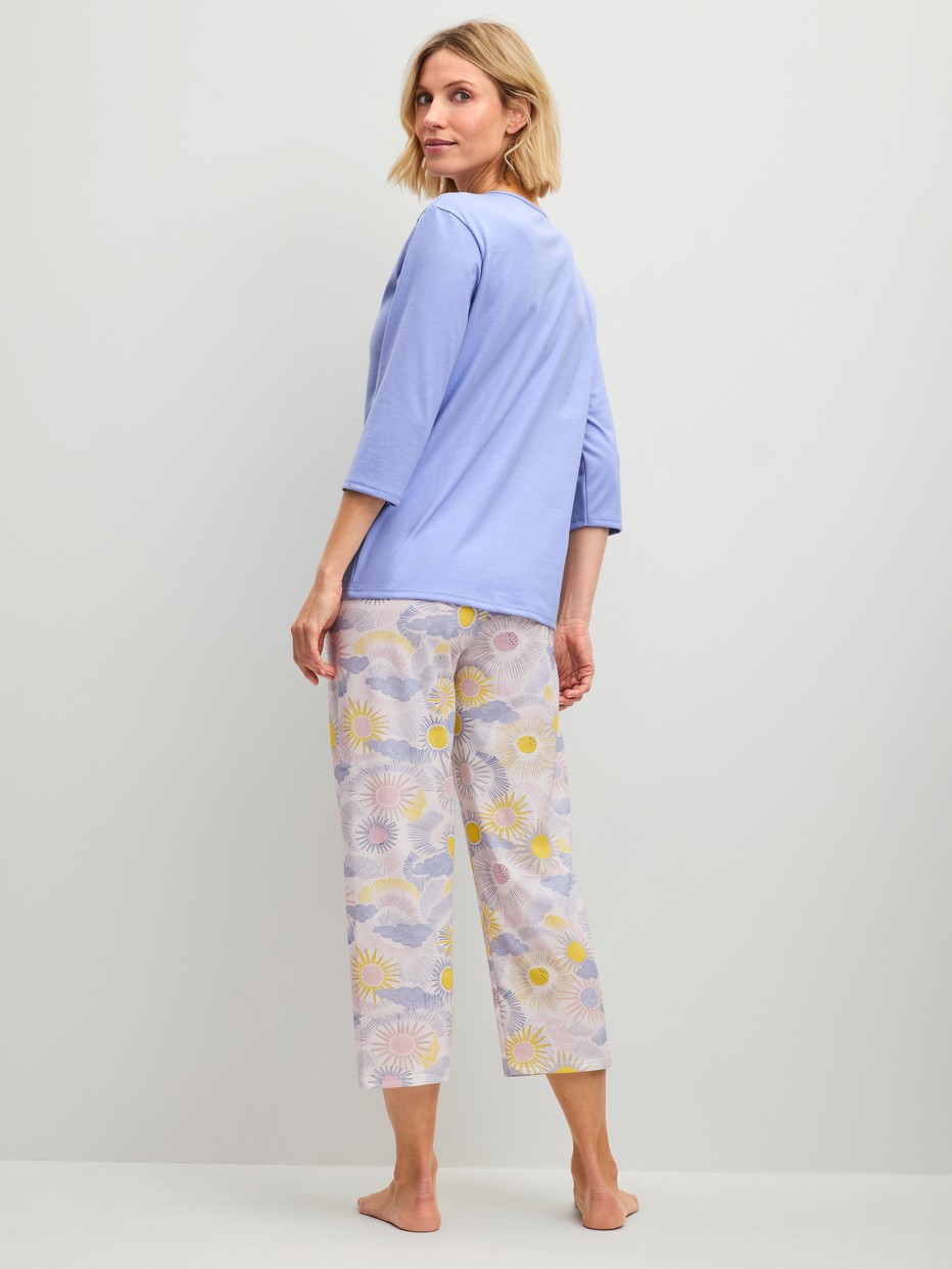 Damen-Model trägt 7/8-Pyjama aus 100% Baumwolle in Blau, Gemustert aus Serie EDITION 85 von CALIDA, Rückansicht