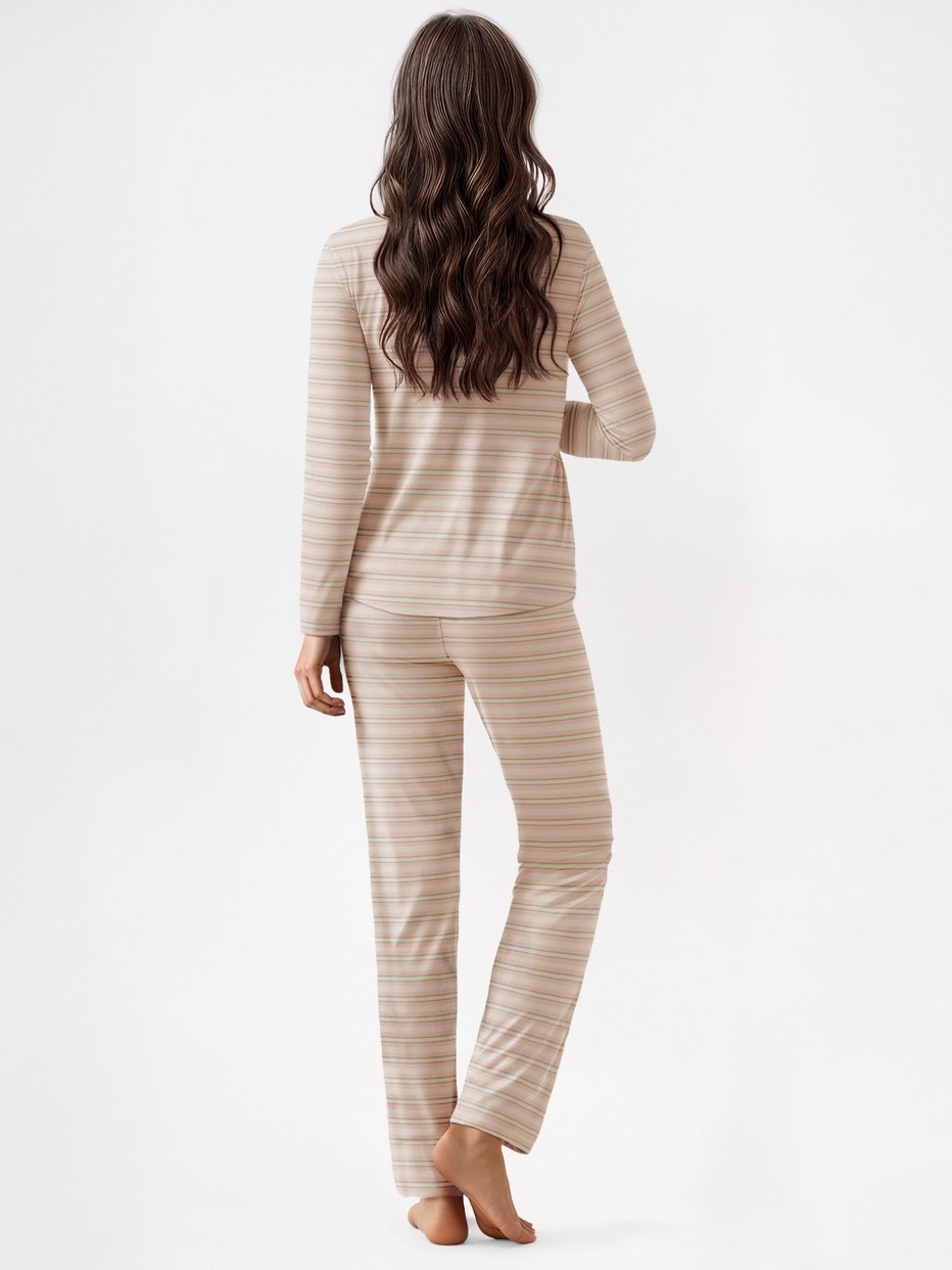 Damen-Model trägt Frottee-Pyjama aus Baumwolle in Grün, Gestreift aus Serie Nightwear Xtra von CALIDA, Rückansicht